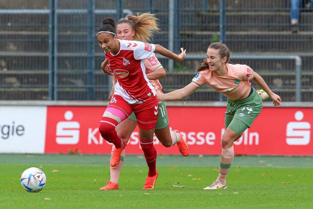 v li Genessee Puntigam 1 FC Köln, 13 and Michaela Brandenburg SV Werder Bremen, 14 in duel, duel, dynamic, action, game scene, THE DFB DIRECTIVES PROHIBIT ANY USE OF PHOTOGRAPHS AS IMAGE SEQUENCES AND OR QUASI VIDEO , 23 10 2022, Cologne Germany , Football, Flyeralarm Frauen Bundesliga, 1 FC Köln SV Werder Bremen xobx