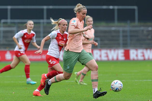 v li Katharina Schiechtl SV Werder Bremen, 9 on the ball, single image, full body, action, game scene, THE DFB DIRECTIVES PROHIBIT ANY USE OF PHOTOGRAPHS AS IMAGE SEQUENCES AND OR QUASI VIDEO , 23 10 2022, Cologne Germany , Football, Flyeralarm Womens Bundesliga, 1 FC Köln SV Werder Bremen xobx
