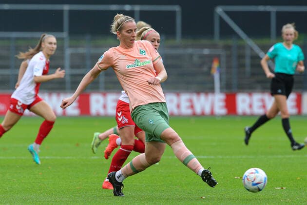 v li Katharina Schiechtl SV Werder Bremen, 9 on the ball, single image, full body, action, game scene, THE DFB DIRECTIVES PROHIBIT ANY USE OF PHOTOGRAPHS AS IMAGE SEQUENCES AND OR QUASI VIDEO , 23 10 2022, Cologne Germany , Football, Flyeralarm Womens Bundesliga, 1 FC Köln SV Werder Bremen xobx