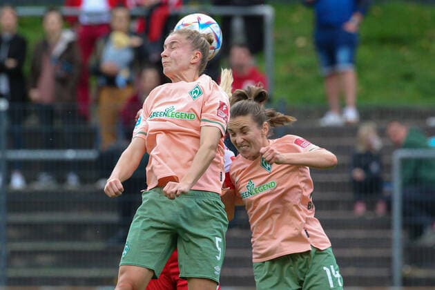 v li Michelle Ulbrich SV Werder Bremen, 5 at header, action, action, game scene, THE DFB DIRECTIVES PROHIBIT ANY USE OF PHOTOGRAPHS AS IMAGE SEQUENCES AND OR QUASI VIDEO , 23 10 2022, Cologne Germany , Football, Flyeralarm Frauen Bundesliga, 1 FC Köln SV Werder Bremen xobx