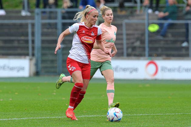 v li Mandy Islacker 1 FC Köln, 8 on the ball, single image, full body, action, game scene, THE DFB DIRECTIVES PROHIBIT ANY USE OF PHOTOGRAPHS AS IMAGE SEQUENCES AND OR QUASI VIDEO , 23 10 2022, Cologne Germany , Football, Flyeralarm Womens Bundesliga, 1 FC Köln SV Werder Bremen xobx
