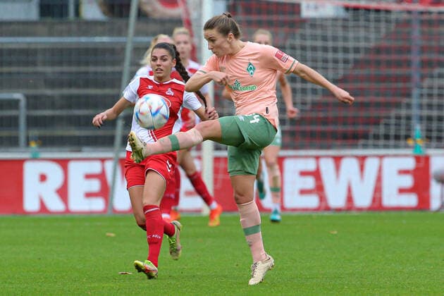 f l Manjou Wilde 1 FC Köln, 7 and Michaela Brandenburg SV Werder Bremen, 14 in duel, duel, dynamic, action, game scene, THE DFB REGULATIONS PROHIBIT ANY USE OF PHOTOGRAPHS AS IMAGE SEQUENCES AND OR QUASI VIDEO , 23 10 2022, Cologne Germany , Football, Flyeralarm Frauen Bundesliga, 1 FC Köln SV Werder Bremen xobx