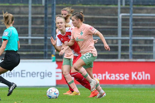f l Sarah Puntigam 1 FC Köln, 17 and Rieke Dieckmann SV Werder Bremen, 22 in duel, duel, dynamic, action, game scene, THE DFB DIRECTIVES PROHIBIT ANY USE OF PHOTOGRAPHS AS IMAGE SEQUENCES AND OR QUASI VIDEO , 23 10 2022, Cologne Germany , Football, Flyeralarm Frauen Bundesliga, 1 FC Köln SV Werder Bremen xobx