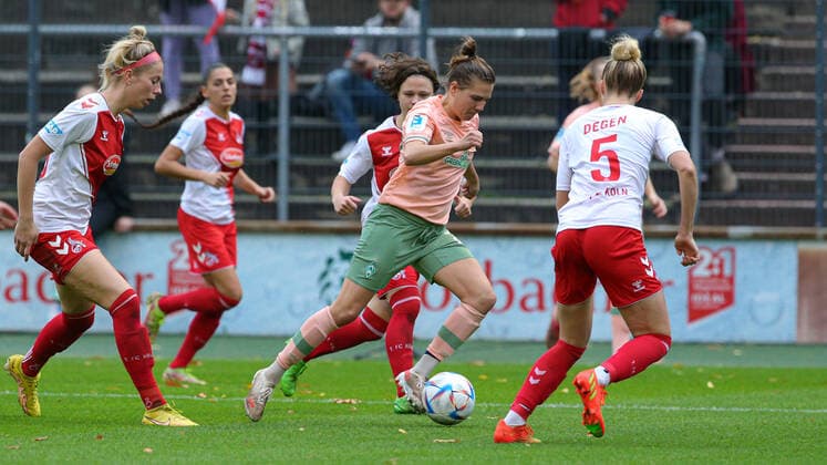 v li Rieke Dieckmann SV Werder Bremen, 22 on the ball, single image, full body, action, game scene, THE DFB DIRECTIVES PROHIBIT ANY USE OF PHOTOGRAPHS AS IMAGE SEQUENCES AND OR QUASI VIDEO , 23 10 2022, Cologne Germany , Football, Flyeralarm Womens Bundesliga, 1 FC Köln SV Werder Bremen xobx
