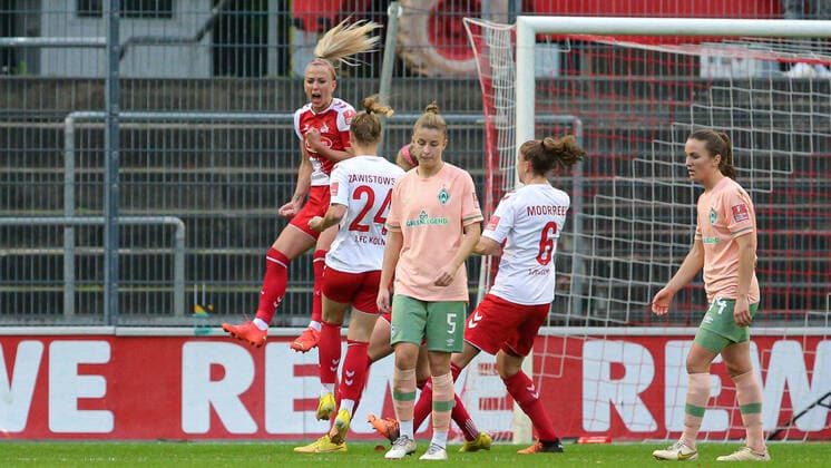 v.li.: Torschützin Mandy Islacker (1. FC Köln, 8) mit Torjubel, Jubel, jubeln, jubelt, optimistisch, Spielszene, Highlight, Freude über das Tor zum 2:0, DIE DFB-RICHTLINIEN UNTERSAGEN JEGLICHE NUTZUNG VON FOTOS ALS SEQUENZBILDER UND ODER VIDEOÄHNLICHE FOTOSTRECKEN. DFB REGULATIONS PROHIBIT ANY USE OF PHOTOGRAPHS AS IMAGE SEQUENCES AND OR QUASI-VIDEO., 23.10.2022, Köln (Deutschland), Fussball, Flyeralarm Frauen-Bundesliga, 1. FC Köln - SV Werder Bremen *** v li Goal scorer Mandy Islacker 1 FC Köln, 8 with goal celebration, cheering, jubilation, optimistic, game scene, highlight, joy about the goal to 2 0, THE DFB DIRECTIVES PROHIBIT ANY USE OF PHOTOGRAPHS AS IMAGE SEQUENCES AND OR QUASI VIDEO , 23 10 2022, Cologne Germany , Football, Flyeralarm Frauen Bundesliga, 1 FC Köln SV Werder Bremen xobx