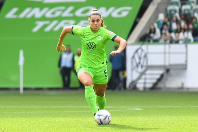 Soccer I Women I Season 2022 2023 I 5 Matchday I VfL Wolfsburg FC Bayern MÜnchen I 23 10 2022 Lena Sophie Oberdorf 5, VfL Wolfsburg on the ball single image, crop, portrait Wolfsburg VOLKSWAGEN ARENA Lower Saxony Germany Copyright: xLobeca InesxHähnelx