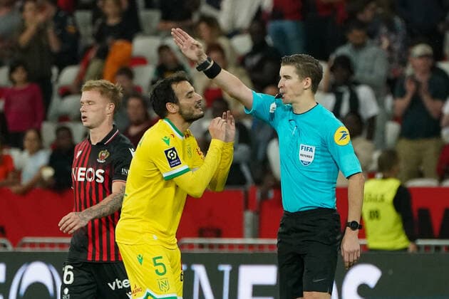 Francois Letexier (arbitre) - Pedro Chirivella (FC Nantes) FOOTBALL : OGC Nice vs FC Nantes - Ligue 1 Uber Eats - Nice - 23 10 2022 NorbertScanella Panoramic 