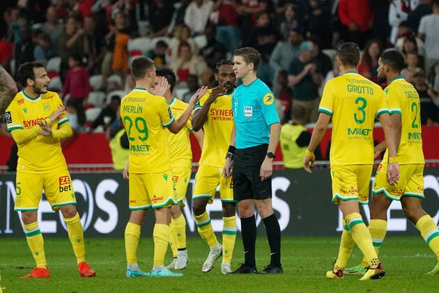 Francois Letexier (arbitre) - Pedro Chirivella (FC Nantes) - Quentin Merlin (FC Nantes) FOOTBALL : OGC Nice vs FC Nantes - Ligue 1 Uber Eats - Nice - 23 10 2022 NorbertScanella Panoramic 