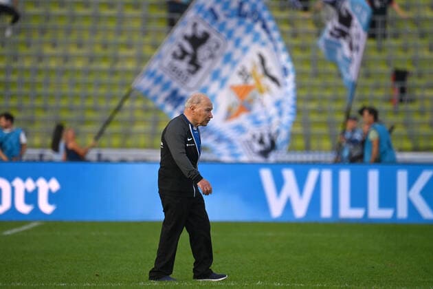 Karsten WETTBERG ex coach 1860, goes over the place behind ihme a Sechzger flag is waved single picture, Freisteller, whole body admission, whole figure football legend play FC Bavaria Munich TSV 1860 Munich on 23 10 2022, olympia stadium Munich