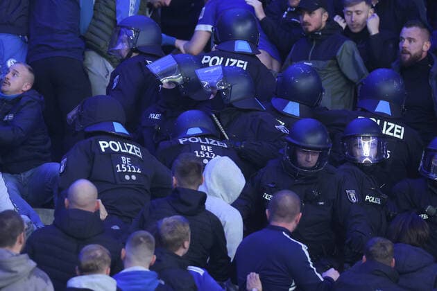 23.10.2022, Fussball, Saison 2022 2023, 1. Bundesliga, 11. Spieltag, Hertha BSC - FC Schalke 04, Polizeieinsatz nach dem Abpfiff im Gästeblock. Foto: Tim Rehbein RHR-FOTO Berlin Olympiastadion Berlin Deutschland xRHR-FOTO TRx *** 23 10 2022, football, season 2022 2023, 1 Bundesliga, 11 matchday, Hertha BSC FC Schalke 04, police action after the final whistle in the guest block Photo Tim Rehbein RHR FOTO Berlin Olympiastadion Berlin Germany xRHR FOTO TRx