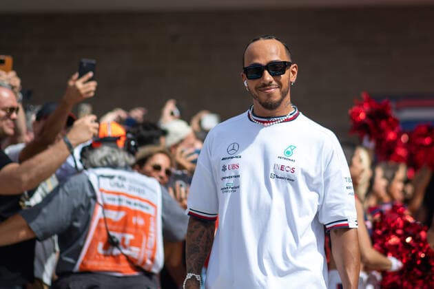 Lewis Hamilton UK, Mercedes AMG Petronas F1 Team 44 at the drivers parade with Texas cheerleaders, USA, Formula 1 Grand Prix of the USA, Circuit of the Americas Austin, Raceday, 23 10 2022 USA, Formula 1 Grand Prix of the USA, Circuit of the Americas Austin, Raceday, 23 10 2022 Austin Copyright: xEibner Memmlerx EP_MMR