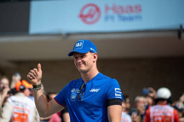 Mick Schumacher GER, Haas F1 Team 47 at drivers parade with Texas cheerleaders raises thumbs, USA, Formula 1 Grand Prix of the USA, Circuit of the Americas Austin, Raceday, 23 10 2022 USA, Formula 1 Grand Prix of the USA, Circuit of the Americas Austin, Raceday, 23 10 2022 Austin Copyright: xEibner Memmlerx EP_MMR