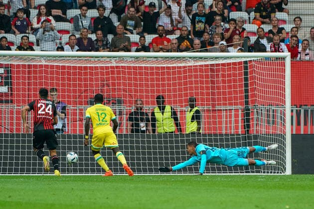 Alban Lafont (FC Nantes) - GaÃ«tan Laborde (OGC Nice) - Dennis Appiah (FC Nantes) FOOTBALL : OGC Nice vs FC Nantes - Ligue 1 Uber Eats - Nice - 23 10 2022 NorbertScanella Panoramic 
