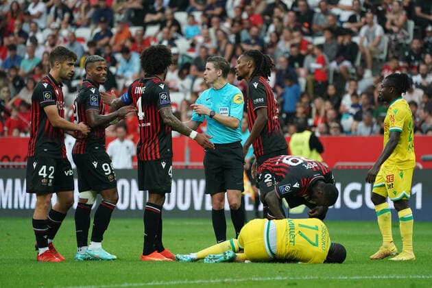Francois Letexier (arbitre) - Dante (OGC Nice) - Mario Lemina (OGC Nice) - Mattia Viti (OGC Nice) FOOTBALL : OGC Nice vs FC Nantes - Ligue 1 Uber Eats - Nice - 23 10 2022 NorbertScanella Panoramic 