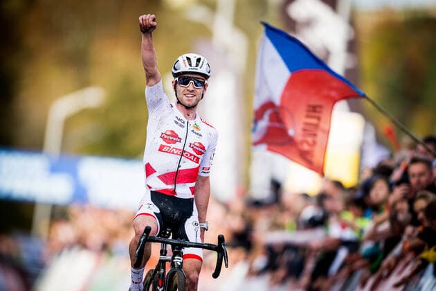 Sport Themen der Woche KW42 Sport Bilder des Tages Belgian Eli Iserbyt celebrates as he crosses the finish line to win the men elite race at the World Cup cyclocross cycling event in Tabor, Czech Republic, stage 3 (out of 16) of the UCI World Cup cyclocross competition, Sunday 23 October 2022. JASPERxJACOBS  x47436472x