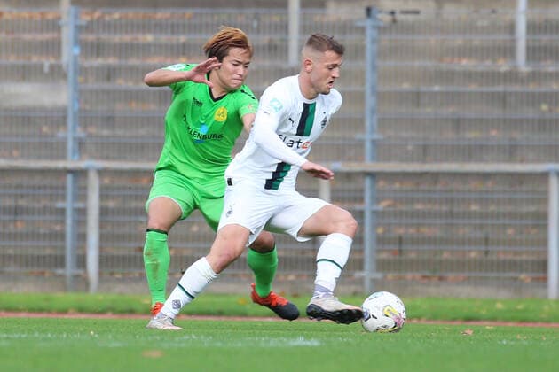 Moenchengladbach, Germany 23 October 2022 Regionalliga West 2022 2023 Bor Moenchengladbach U23 vs SV Straelen v li in duel Toshiaki Miyamoto SV Straelen and Kushtrim Asallari Borussia Mönchengladbach U23 Grenzland Stadion Nordrhein Westfalen Copyright: xFotostandx xVanxderxVeldenx