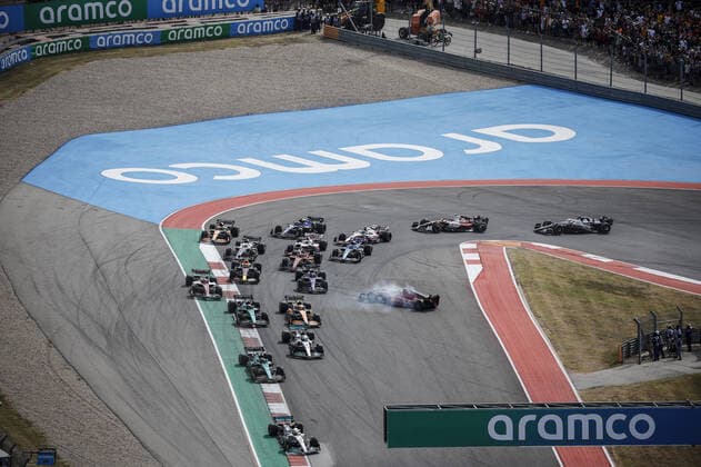 Start race crash 55 SAINZ Carlos (spa), Scuderia Ferrari F1-75, action during the Formula 1 Aramco United States Grand Prix 2022, 19th round of the 2022 FIA Formula One World Championship, WM, Weltmeisterschaft from October 21 to 23, 2022 on the Circuit of the Americas, in Austin, Texas - F1 - UNITED STATES GRAND PRIX 2022 - RACE DPPI Panoramic  _R3_4999