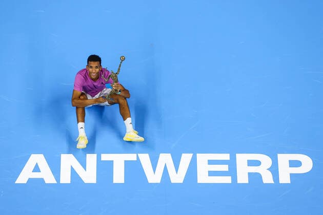 Bilder des Jahres, Sport 10 Oktober Sport Themen der Woche KW42 Sport Bilder des Tages Canadian Felix Auger-Aliassime poses for the photographer with the winners trophy after the men s singles final match between Canadian Auger-Aliassime and American Corda, at the European Open Tennis ATP, Tennis Herren tournament, in Antwerp, Sunday 23 October 2022. DAVIDxPINTENS  x47439754x