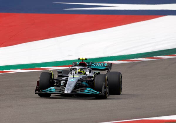 AUSTIN, TX - OCTOBER 23: Mercedes-AMG Petronas driver Lewis Hamilton (44) (GBR) makes a turn on the 12th turn during the F1 Aramco United States Grand Prix race on October 23, 2022 at the Circuit of the Americas in Austin, TX. (Photo by Adam Davis Icon Sportswire) AUTO: OCT 23 F1 US Grand Prix Icon2210236351