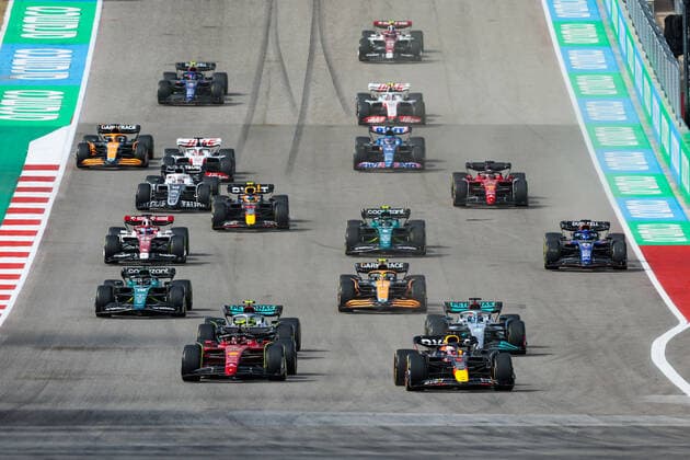 Start of the race: 01 VERSTAPPEN Max (nld), Red Bull Racing RB18, 55 SAINZ Carlos (spa), Scuderia Ferrari F1-75, 44 HAMILTON Lewis (gbr), Mercedes AMG F1 Team W13, 63 RUSSELL George (gbr), Mercedes AMG F1 Team W13, action during the Formula 1 Aramco United States Grand Prix 2022, 19th round of the 2022 FIA Formula One World Championship, WM, Weltmeisterschaft from October 21 to 23, 2022 on the Circuit of the Americas, in Austin, Texas - F1 - UNITED STATES GRAND PRIX 2022 - RACE DPPI Panoramic 20221023_GOOD7352