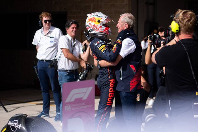 Max Verstappen NED, Oracle Red Bull Racing 1 , Helmut Marko Red Bull, sports director cheer for victory, USA, Formula 1 Grand Prix of the USA, Circuit of the Americas Austin, race, 23 10 2022 USA, Formula 1 Grand Prix of the USA, Circuit of the Americas Austin, race, 23 10 2022 Austin Copyright: xEibner Memmlerx EP_MMR