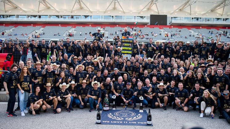 Bilder des Jahres, Sport 10 Oktober Sport Themen der Woche KW42 Sport Bilder des Tages Red Bull Racing feiert einen Tag nach dem Tod von Dietrich Mateschitz (Geschaeftsfuehrer) den Gewinn der Konstrukteuersweltmeisterschaft, USA, Formel 1 Grand Prix der USA, Circuit of the Americas Austin, Rennen, 23.10.2022 USA, Formel 1 Grand Prix der USA, Circuit of the Americas Austin, Rennen, 23.10.2022 Austin *** Red Bull Racing celebrates winning the Constructors World Championship one day after Dietrich Mateschitz CEO passes away, USA, Formula 1 United States Grand Prix, Circuit of the Americas Austin, race, 23 10 2022 USA, Formula 1 United States Grand Prix, Circuit of the Americas Austin, race, 23 10 2022 Austin Copyright: xEibner Memmlerx EP_MMR