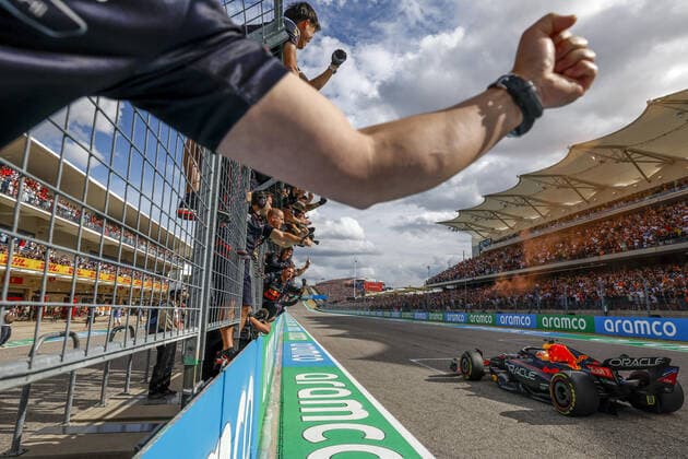 01 VERSTAPPEN Max (nld), Red Bull Racing RB18, action celebration victory during the Formula 1 Aramco United States Grand Prix 2022, 19th round of the 2022 FIA Formula One World Championship, WM, Weltmeisterschaft from October 21 to 23, 2022 on the Circuit of the Americas, in Austin, Texas - F1 - UNITED STATES GRAND PRIX 2022 - RACE DPPI Panoramic  00122044_F12022GP19TEX_JK169611