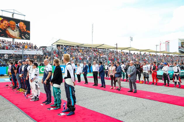 Tribute of all drivers and team principals to MATESCHITZ Dietrich (aut), Red Bull CEO, on the starting grid during the Formula 1 Aramco United States Grand Prix 2022, 19th round of the 2022 FIA Formula One World Championship, WM, Weltmeisterschaft from October 21 to 23, 2022 on the Circuit of the Americas, in Austin, Texas - F1 - UNITED STATES GRAND PRIX 2022 - RACE DPPI Panoramic  20221023_GOOD7301