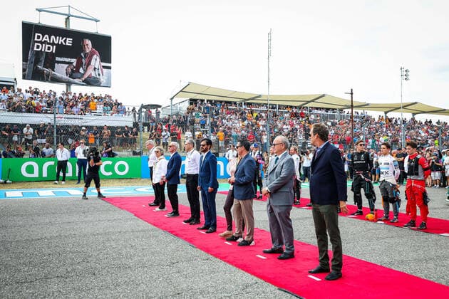 Tribute of all drivers and team principals to MATESCHITZ Dietrich (aut), Red Bull CEO, on the starting grid during the Formula 1 Aramco United States Grand Prix 2022, 19th round of the 2022 FIA Formula One World Championship, WM, Weltmeisterschaft from October 21 to 23, 2022 on the Circuit of the Americas, in Austin, Texas - F1 - UNITED STATES GRAND PRIX 2022 - RACE DPPI Panoramic  20221023_GOOD7308