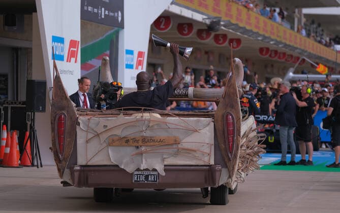 October 23, 2022, Austin, TX, USA: Oct 23, 2022: Shaq delivering the trophy in the Badillac during the Formula 1 Aramco United States Grand Prix in Austin, TX. Jason Pohuski BMR Austin USA - ZUMAb241 20221023_zsa_b241_129 Copyright: xJasonxPohuskix xBmrxMediax