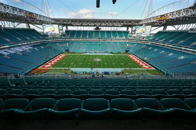 MIAMI GARDENS, FL - OCTOBER 23: Miami Dolphins brings back their 1972 logo for the game between the Pittsburg Steelers and the Miami Dolphins on Sunday, October 23, 2022 at Hard Rock Stadium, Miami Gardens, FL (Photo by Peter Joneleit Icon Sportswire) NFL, American Football Herren, USA OCT 23 Steelers at Dolphins Icon221023002