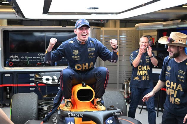 VERSTAPPEN Max (ned), Red Bull Racing RB18, portrait celebrates celebration during the Formula 1 Aramco United States Grand Prix 2022, 19th round of the 2022 FIA Formula One World Championship, WM, Weltmeisterschaft from October 21 to 23, 2022 on the Circuit of the Americas, in Austin, Texas - F1 - UNITED STATES GRAND PRIX 2022 - RACE DPPI Panoramic  00122044_231022-USA-4041-PVE
