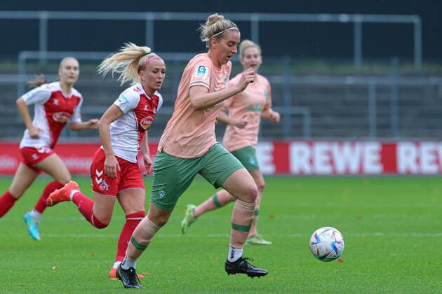 v li Katharina Schiechtl SV Werder Bremen, 9 on the ball, single image, full body, action, game scene, THE DFB DIRECTIVES PROHIBIT ANY USE OF PHOTOGRAPHS AS IMAGE SEQUENCES AND OR QUASI VIDEO , 23 10 2022, Cologne Germany , Football, Flyeralarm Womens Bundesliga, 1 FC Köln SV Werder Bremen xobx