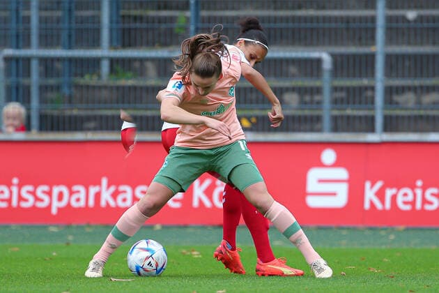 f l Michaela Brandenburg SV Werder Bremen, 14 and Genessee Puntigam 1 FC Köln, 13 in duel, duel, dynamic, action, game scene, THE DFB DIRECTIVES PROHIBIT ANY USE OF PHOTOGRAPHS AS IMAGE SEQUENCES AND OR QUASI VIDEO , 23 10 2022, Cologne Germany , Football, Flyeralarm Frauen Bundesliga, 1 FC Köln SV Werder Bremen xobx