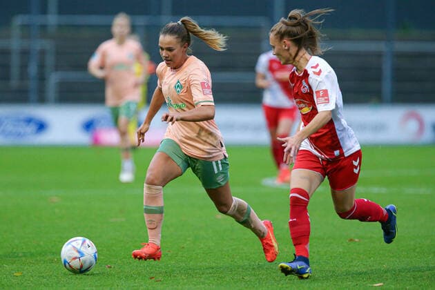 f l Maja Sternad SV Werder Bremen, 11 and Andrea Gavric 1 FC Köln, 18 in duel, duel, dynamic, action, game scene, THE DFB DIRECTIVES PROHIBIT ANY USE OF PHOTOGRAPHS AS IMAGE SEQUENCES AND OR QUASI VIDEO , 23 10 2022, Cologne Germany , Football, Flyeralarm Frauen Bundesliga, 1 FC Köln SV Werder Bremen xobx