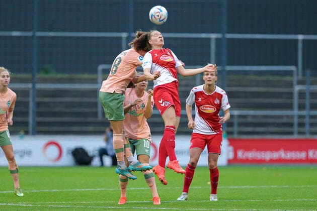 f l Lina Hausicke SV Werder Bremen, 18 and Lotta Cordes 1 FC Köln, 15 in header duel, header, duel, action, action, game scene, THE DFB DIRECTIVES PROHIBIT ANY USE OF PHOTOGRAPHS AS IMAGE SEQUENCES AND OR QUASI VIDEO , 23 10 2022, Cologne Germany , Football, Flyeralarm Frauen Bundesliga, 1 FC Köln SV Werder Bremen xobx