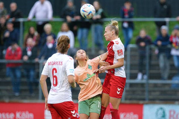 f l Maja Sternad SV Werder Bremen, 11 and Celina Degen 1 FC Köln, 5 in header duel, header, duel, action, action, game scene, THE DFB DIRECTIVES PROHIBIT ANY USE OF PHOTOGRAPHS AS IMAGE SEQUENCES AND OR QUASI VIDEO , 23 10 2022, Cologne Germany , Football, Flyeralarm Frauen Bundesliga, 1 FC Köln SV Werder Bremen xobx