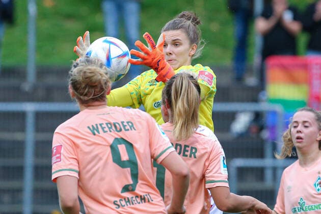 v li Anneke Borbe goalkeeper, goalkeeper, SV Werder Bremen, 30 parries the ball, save, brilliant save, holds the ball, action, action, THE DFB DIRECTIVES PROHIBIT ANY USE OF PHOTOGRAPHS AS IMAGE SEQUENCES AND OR QUASI VIDEO , 23 10 2022, Cologne Germany , Football, Flyeralarm Frauen Bundesliga, 1 FC Köln SV Werder Bremen xobx