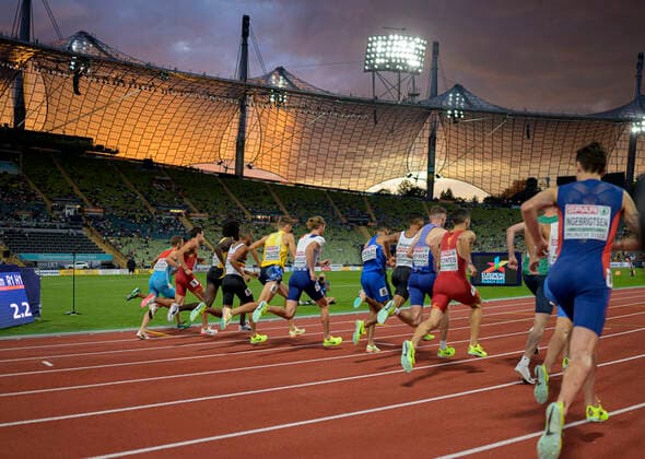 Feature, crowd, field at sunset in Olympiastadion, action, atmosphere, mens 1500m semifinal, on 15 08 2022 European Athletics Championships 2022, European Championships, from 15 08 21 08 2022 in Munich Germany Â