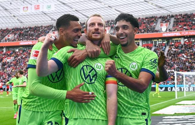 Football, Bundesliga, Germany, men, season 2022 2023, 11 matchday, BayArena Leverkusen, Bayer Leverkusen, LEV black VfL Wolfsburg green 2 2 cheering Maximilian Arnold WOL after his goal to 1 2 by penalty kick, together with Felix Nmecha WOL and Omar Marmoush WOL cheering, joy, action DFB DFL REGULATIONS PROHIBIT ANY USE OF PHOTOGRAPHS AS IMAGE SEQUENCES AND OR QUASI VIDEO