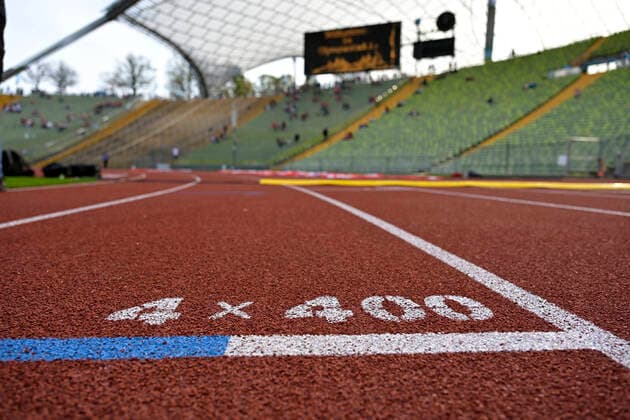23 10 2022, football, legends derby MUNICH UNITED, for the 50th anniversary of the Olympic Park, FC Bayern Munich old stars TSV 1860 Munich old stars, in the Olympic Stadium Munich 4x400m athletics running start marking on the tartan track.