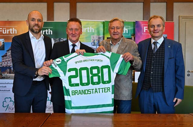 Sport Themen der Woche KW43 Sport Bilder des Tages 25.10.2022 - Stadt Fürth - SpVgg Greuther Fürth Fuerth - Medientermin Pressetermin - Verlängerung Pachtvertrag Sportpark Ronhof - Conny Brandstätter (Geschäftsführer Brandstätter Immobilien GmbH & Co KG) verlängert den Pachtvertrag bis ins Jahr 2080 - - von links : Holger Schwiewagner (Geschäftsführer Vizepräsident SpVgg Greuther Fürth ) Dr. Thomas Jung (Oberbürgermeister Stadt Fürth Vorsitzender Wirtschaftsbeirat SpVgg Greuther Fürth ) Conny Brandstätter (Geschäftsführer Brandstätter Immobilien GmbH & Co KG) Horst Müller (Wirtschaftsreferent Stadt Fürth) *** 25 10 2022 City of Fürth SpVgg Greuther Fürth Fuerth Media event Press event Extension of lease agreement Sportpark Ronhof Conny Brandstätter Managing Director Brandstätter Immobilien GmbH Co KG extends lease agreement until 2080 from left Holger Schwiewagner Managing Director Vice President SpVgg Greuther Fürth Dr Thomas Jung Lord Mayor City of Fürth Chairman Economic Advisory Board SpVgg Greuther Fürth Conny Brandstätter Managing Director Brandstätter Immobilien GmbH Co KG Horst Müller Economic Officer City of Fürth