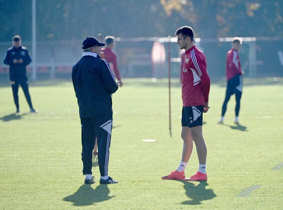 Football, men, season 2022 2023, Europa League, 1 FC Union Berlin, training before the Europa League match 1 FC Union Berlin SC Sporting Braga, in the picture f l coach Urs Fischer 1 FC Union , Robin Knoche 1 FC Union , 26 10 2022, Copyright: xMatthiasxKochx