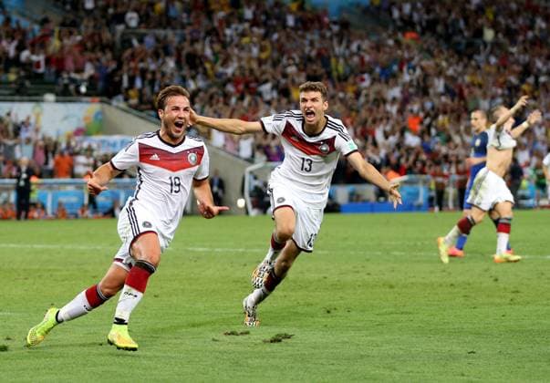 Fußball Finale der FIFA Fussball-Weltmeisterschaft 2014 Deutschland gegen Argentinien 13. Juli 2014 Finale der FIFA Fussball-Weltmeisterschaft Deutschland gegen Argentinien Mario Götze (Deutschland) feiert den Siegtreffer mit Thomas Müller Foto Marc Atkins Abseits Rio de Janeiro Brasilien  Copyright: xMarcxAtkinsxOffside