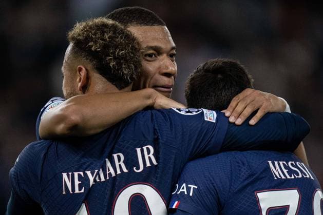 PARIS, FRANCE - OCTOBER 25: Neymar of Paris Saint-Germain celebrates with Kylian Mbappe and Lionel Messi after scoring his first and team third goal during the UEFA Champions League group H match between Paris Saint-Germain and Maccabi Haifa FC at Parc des Princes on October 25, 2022 in Paris, Paris Saint-Germain v Maccabi Haifa FC: Group H - UEFA Champions League Copyright: xSebastianxFrejx