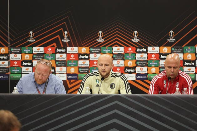 SOCCER - UEFA EL, Sturm vs Feyenoord GRAZ,AUSTRIA,26.OCT.22 - SOCCER - UEFA Europa League, group stage, SK Sturm Graz vs Feyenoord Rotterdam, preview, press conference, PK, Pressekonferenz Feyenoord. Image shows dutch translator Ed Zoetemelk, Gernot Trauner and head coach Arne Slot (Feyenoord). GEPAxpictures xChrisxBauer