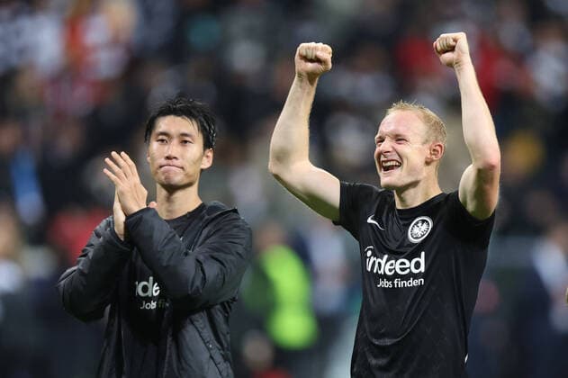 Eintracht Frankfurt Olympique Marseille, UEFA Champions League Daichi Kamada Eintracht Frankfurt, 15 and Sebastian Rode Eintracht Frankfurt, 17 cheer on the fans during the UEFA Champions League match between Eintracht Frankfurt and Olympique Marseille on 26 October 2022 at Deutsche Bank Park in Frankfurt am Main , Frankfurt am Main Hesse Germany Deutsche Bank Park