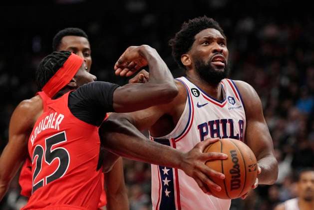 October 26, 2022, Toronto, ON, Canada: Philadelphia 76ers centre Joel Embiid (21) drives past Toronto Raptors forward Chris Boucher (25) during second half NBA, Basketball Herren, USA basketball action in Toronto on Wednesday, October 26, 2022. Canada News - October 26, 2022  - ZUMAc35_ 20221026_zaf_c35_143 Copyright: xFrankxGunnx