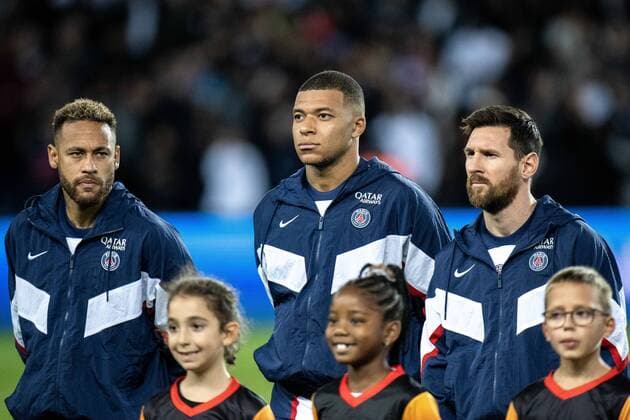 PARIS, FRANCE - OCTOBER 25: Neymar, Kylian Mbappe and Lionel Messi of Paris Saint-Germain looks on during the UEFA Champions League group H match between Paris Saint-Germain and Maccabi Haifa FC at Parc des Princes on October 25, 2022 in Paris, Paris Saint-Germain v Maccabi Haifa FC: Group H - UEFA Champions League Copyright: xSebastianxFrejx