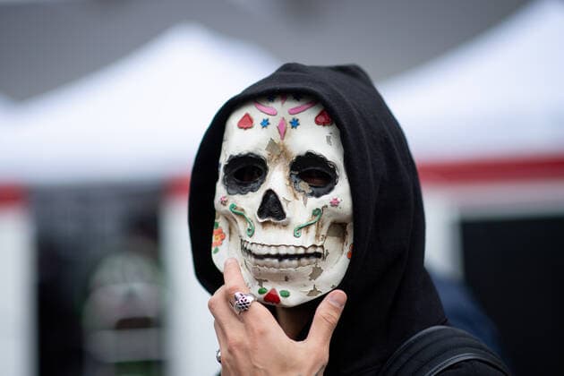 Daniel Ricciardo AUS, McLaren F1 Team 3 arrives in paddock wearing skull mask for Day of the Dead holiday, MEX, Formula 1 Mexican Grand Prix, Autodromo Hermanos Rodriguez Mexico City, Mediaday, 27 10 2022 MEX, Formula 1 Mexican Grand Prix, Autodromo Hermanos Rodriguez Mexico City, Mediaday, 27 10 2022 Mexico City Copyright: xEibner Memmlerx EP_MMR